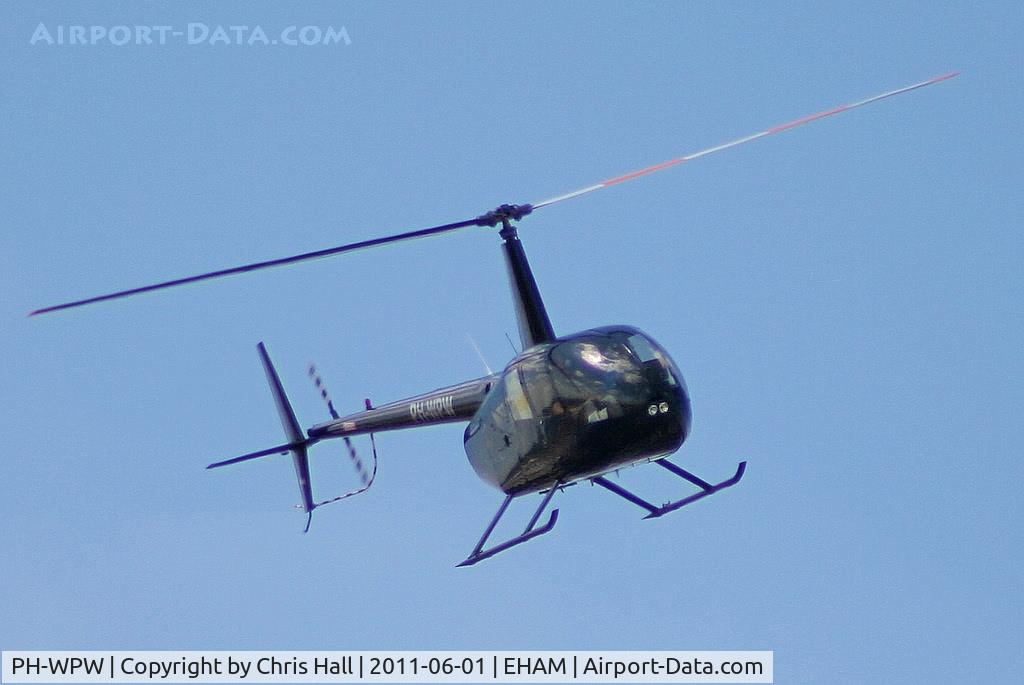 PH-WPW, Robinson R44 Raven I C/N 2078, R44 over the Panorama terrace