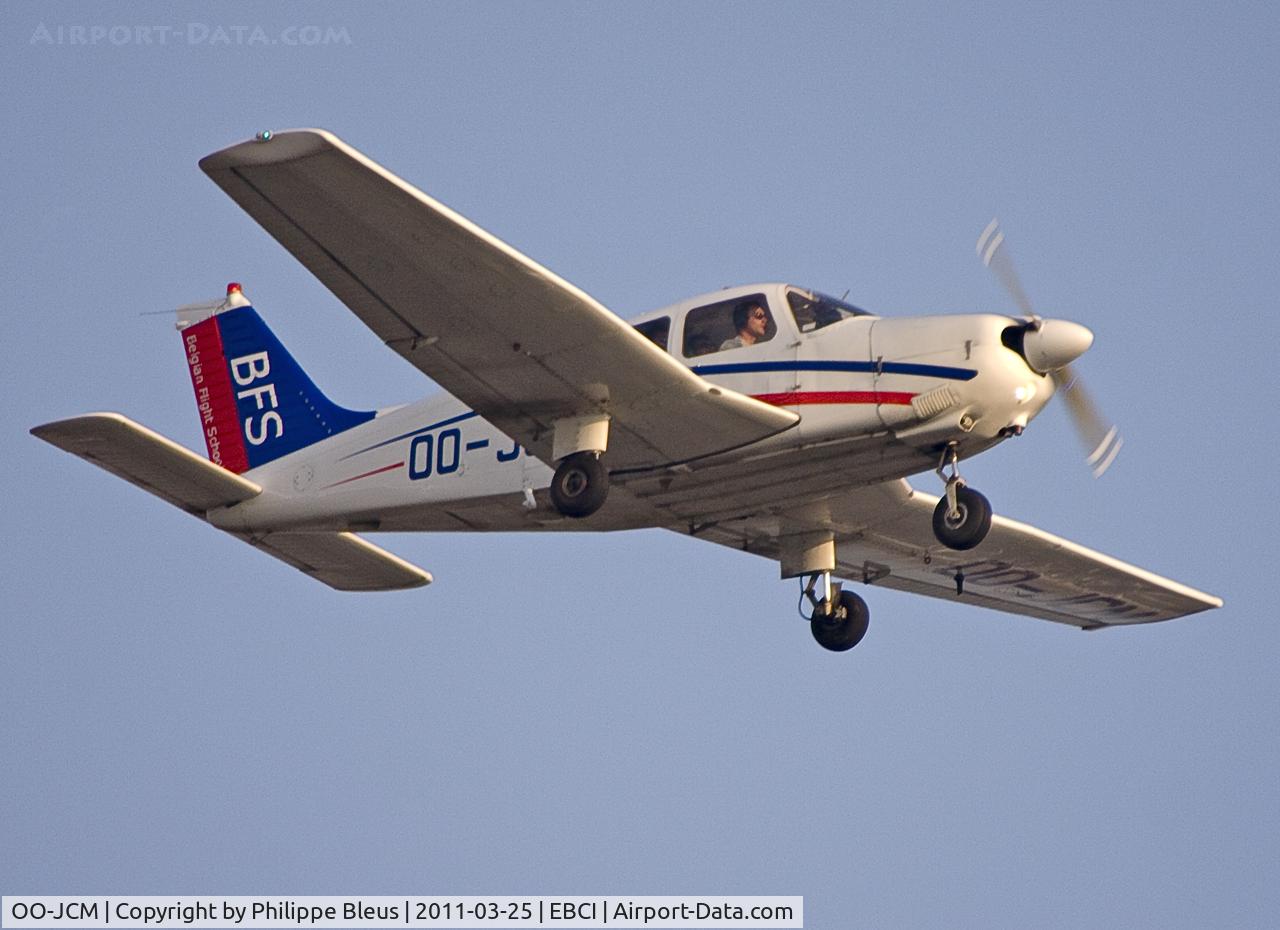 OO-JCM, 1979 Piper PA-28-181 Archer II C/N 28-7990499, Flight training mono-prop on short final rwy 25 in the late afternoon.