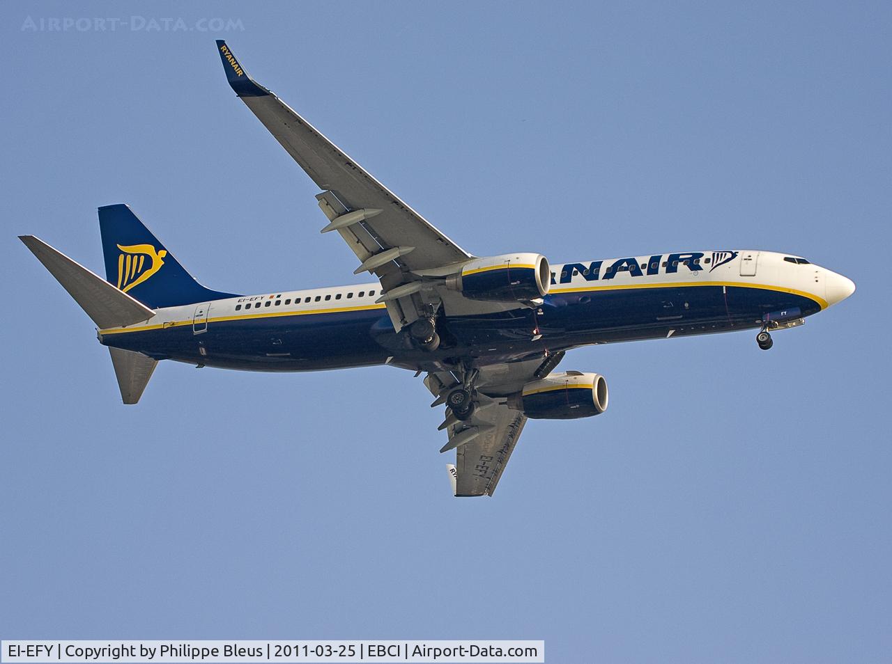 EI-EFY, 2009 Boeing 737-8AS C/N 35020, Short final rwy 25 in the late afternoon.