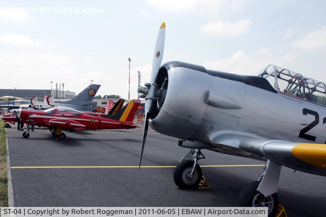 ST-04, SIAI-Marchetti SF-260MB C/N 10-04, Fly in.In RED DEVILS colors.Team reactivated with SF-260.Harvard N4109C as H-210.