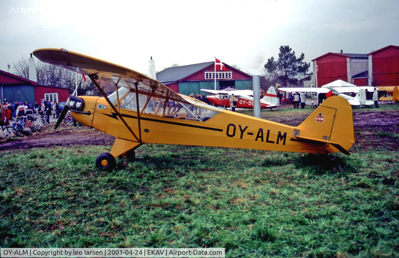 OY-ALM, 1942 Piper L-4A Grasshopper (O-59A / J3C-65) C/N 8766, Open House Avedøre Copenhagen
24.4.01