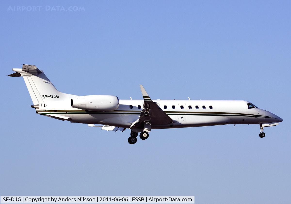 SE-DJG, 2008 Embraer EMB-135BJ Legacy C/N 14501042, Landing runway 12 in the early evening.