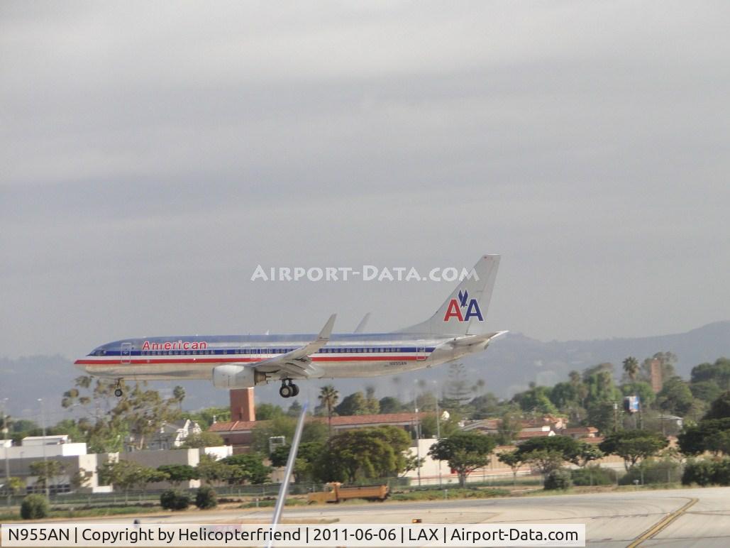 N955AN, 2001 Boeing 737-823 C/N 29540, Landing on runway 24R