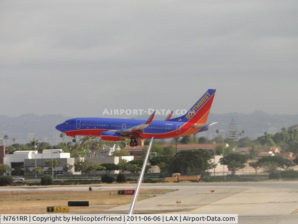 N761RR, 2000 Boeing 737-7H4 C/N 27875, On final to land on runway 24R