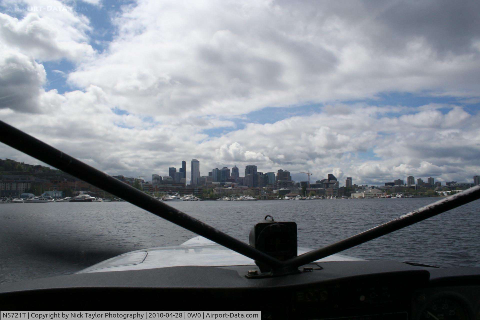 N5721T, 1964 Cessna 172E C/N 17251621, Taxiing back on Lake Union to Seattle Seaplanes homebase.