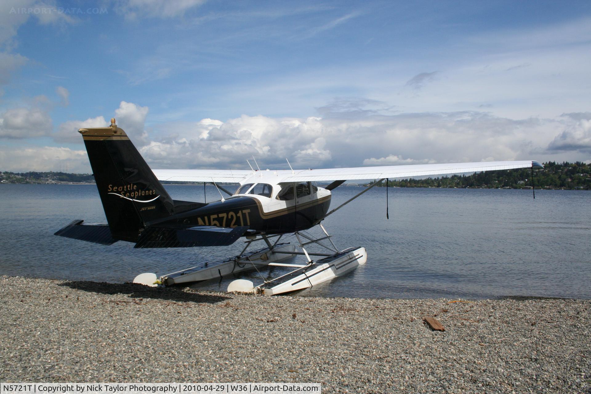 N5721T, 1964 Cessna 172E C/N 17251621, Beaching practice on Lake Washington close to Renton's seaplane base.