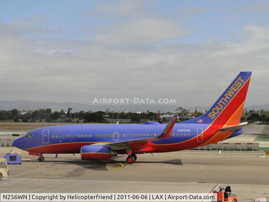 N256WN, 2006 Boeing 737-7H4 C/N 32514, Taxiing to runway 24L
