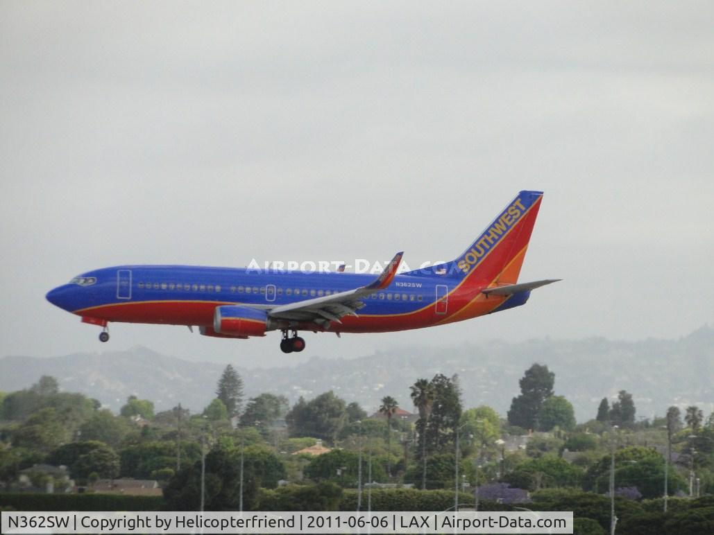 N362SW, 1992 Boeing 737-3H4 C/N 26573, Landing runway 24R