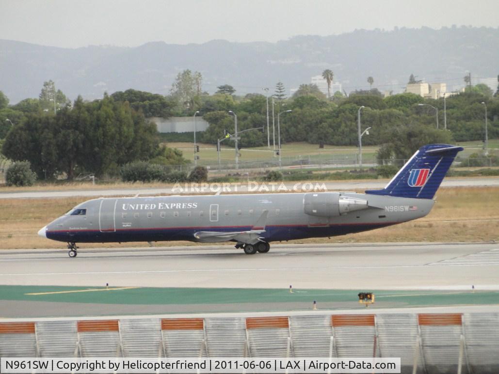 N961SW, 2003 Canadair CL-600-2B19 Regional Jet CRJ-200LR C/N 7857, United Express operated by Sky West and taking off on runway 24L