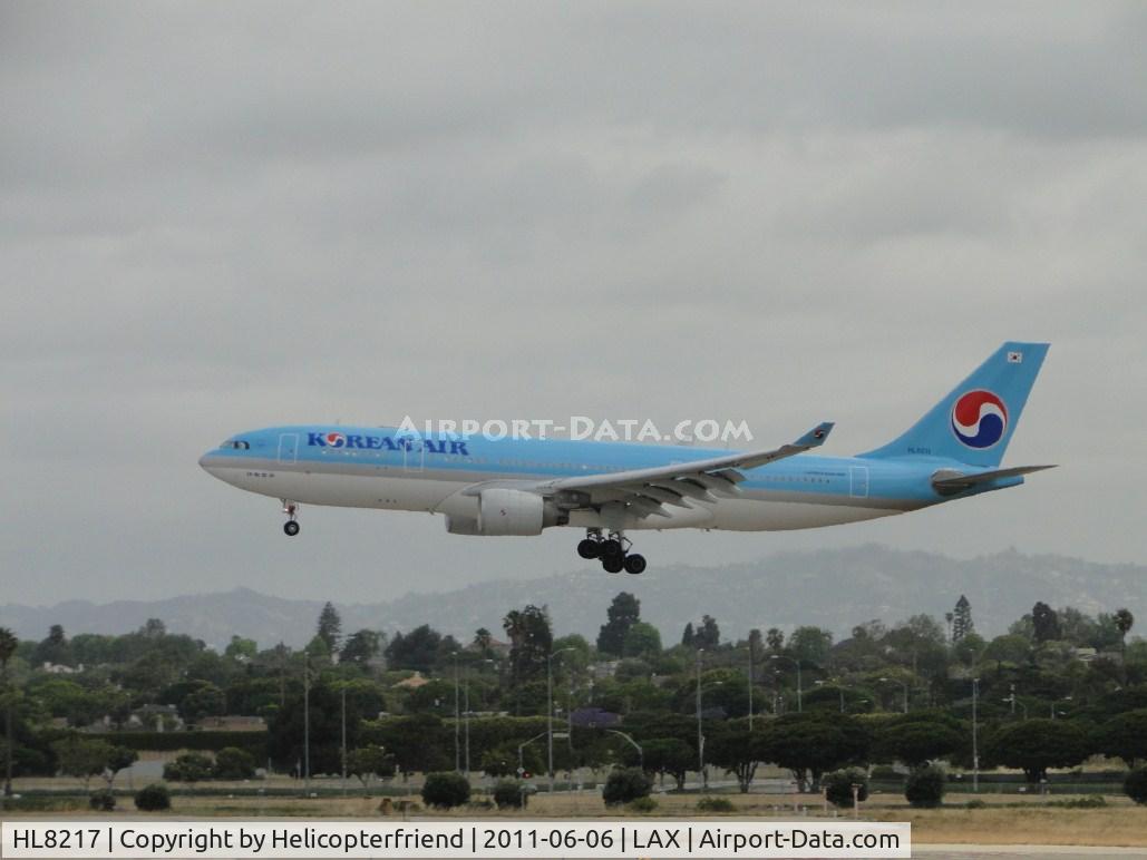 HL8217, 2011 Boeing 777-3B5/ER C/N 37648, Landing on runway 24R