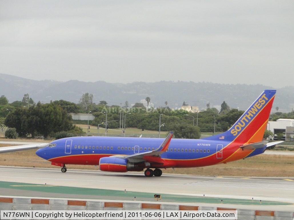 N776WN, 2000 Boeing 737-7H4 C/N 30591, Taxiing to runway 24L for take off