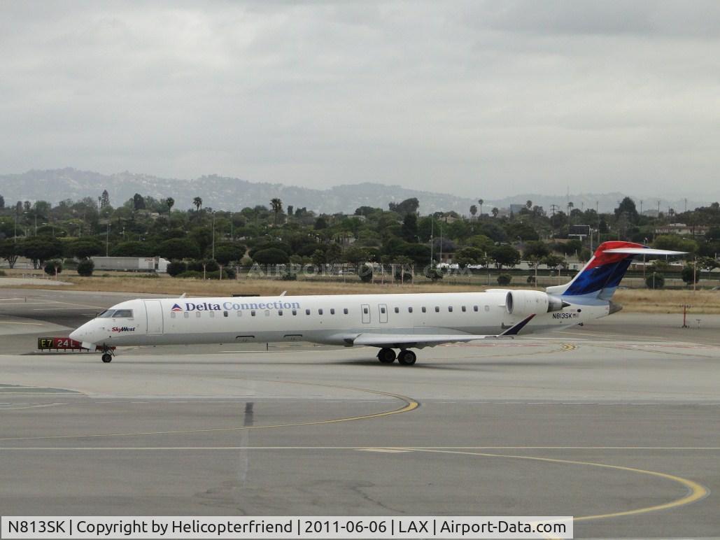 N813SK, 2006 Canadair CL-600-2D24 Regional Jet CRJ-900 C/N 15099, Waiting to take off on runway 24L