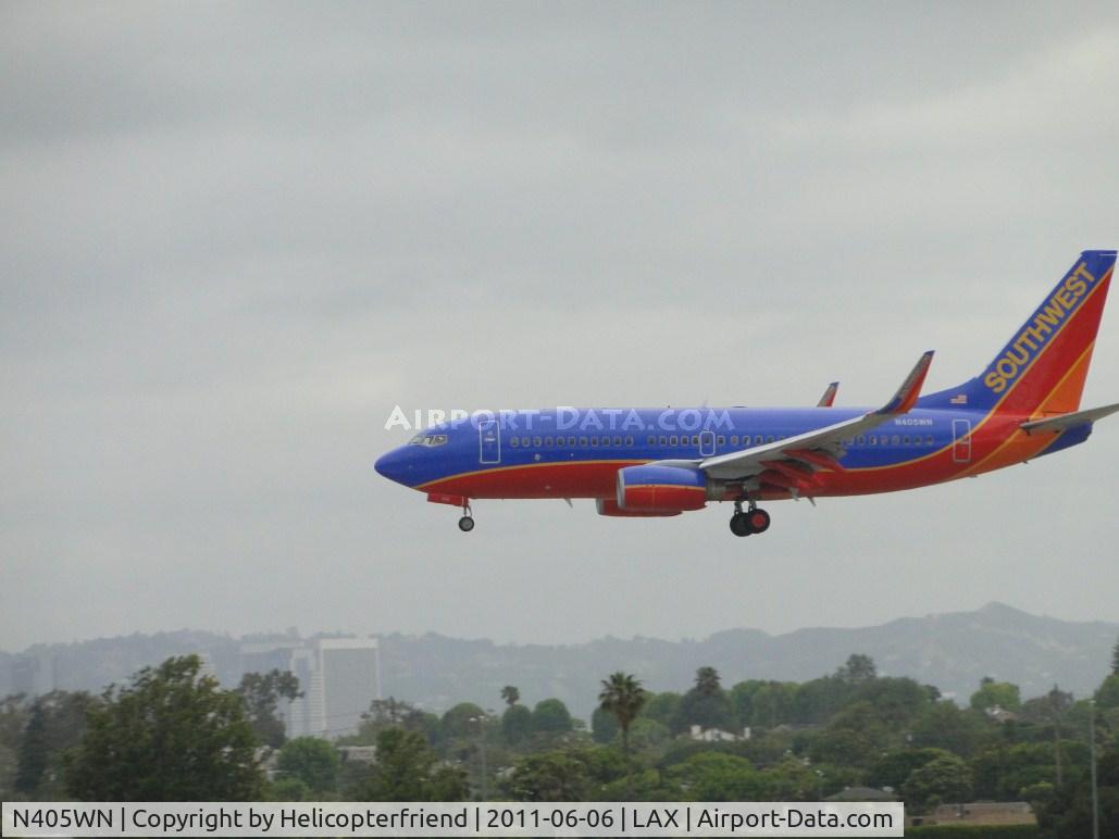 N405WN, 2001 Boeing 737-7H4 C/N 27893, On final for runway 24R