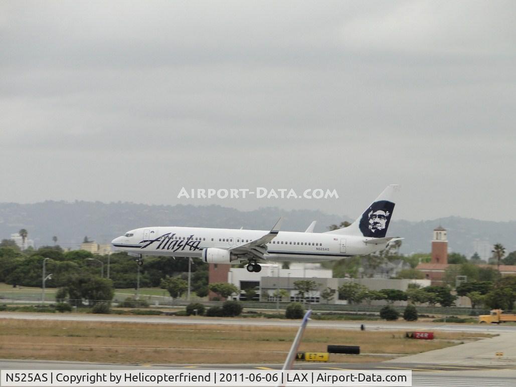 N525AS, 2009 Boeing 737-890 C/N 35692, Touching down on runway 24L