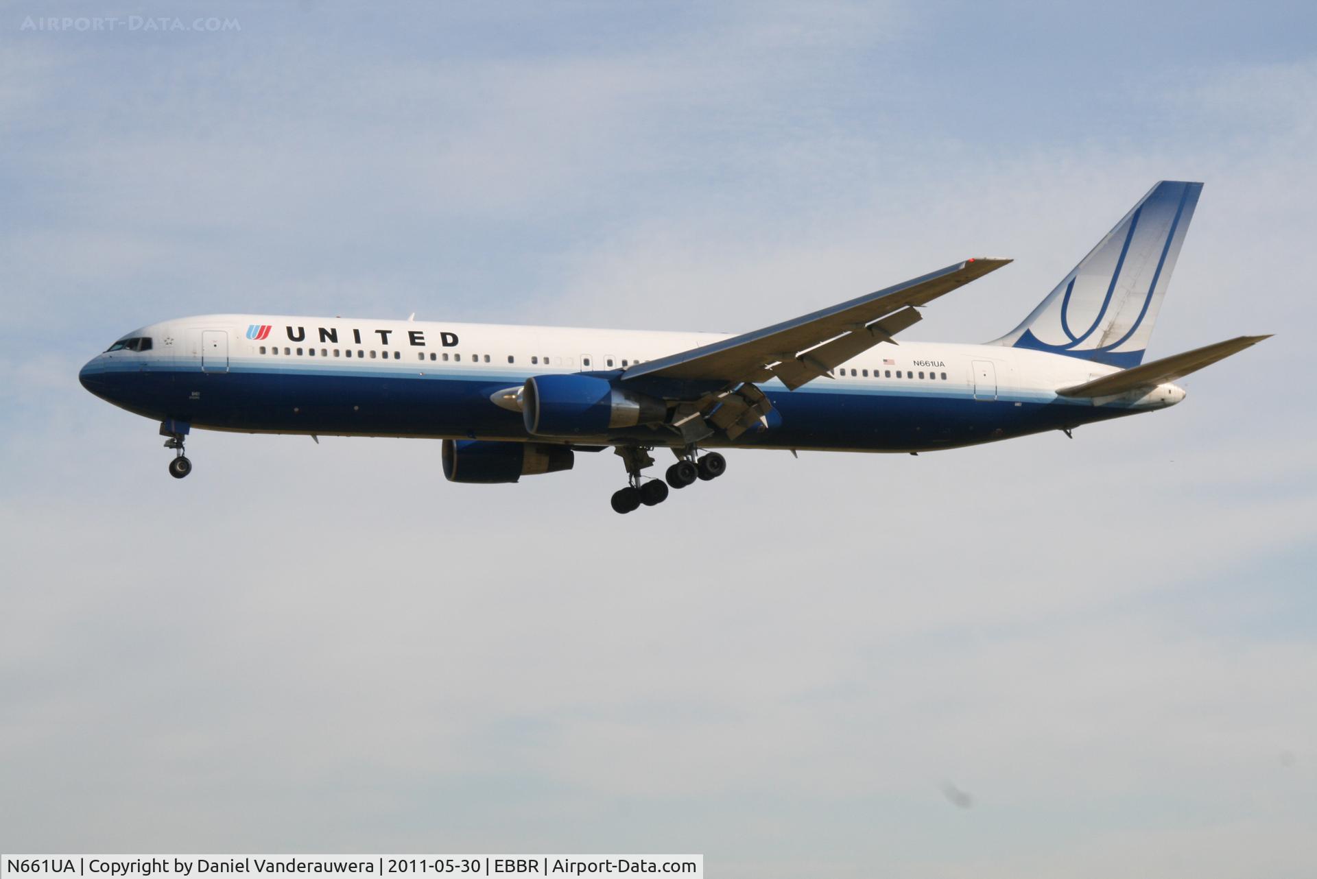 N661UA, 1993 Boeing 767-322 C/N 27158, Arrival of flight UA972 to RWY 25L
