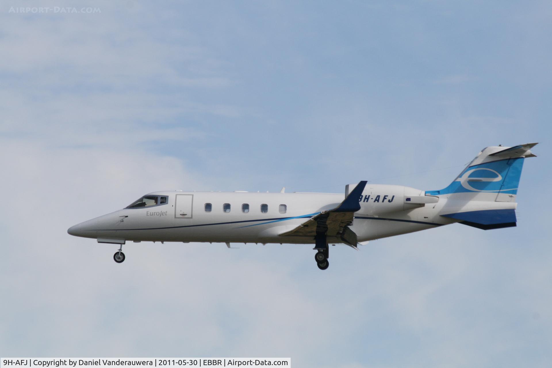 9H-AFJ, 1994 Learjet 60 C/N 60-030, Arrival to RWY 25L