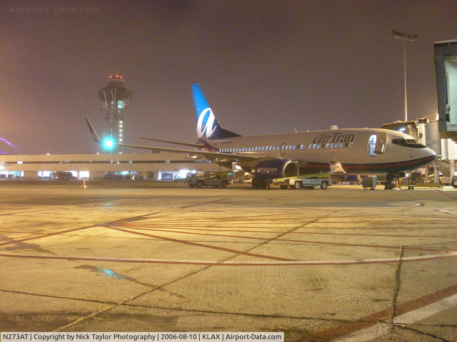 N273AT, 2005 Boeing 737-76N C/N 32662, Citrus being unloaded at LAX