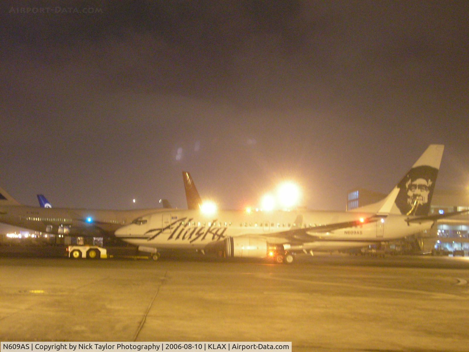 N609AS, 1999 Boeing 737-790 C/N 29752, Being towed out into the alley