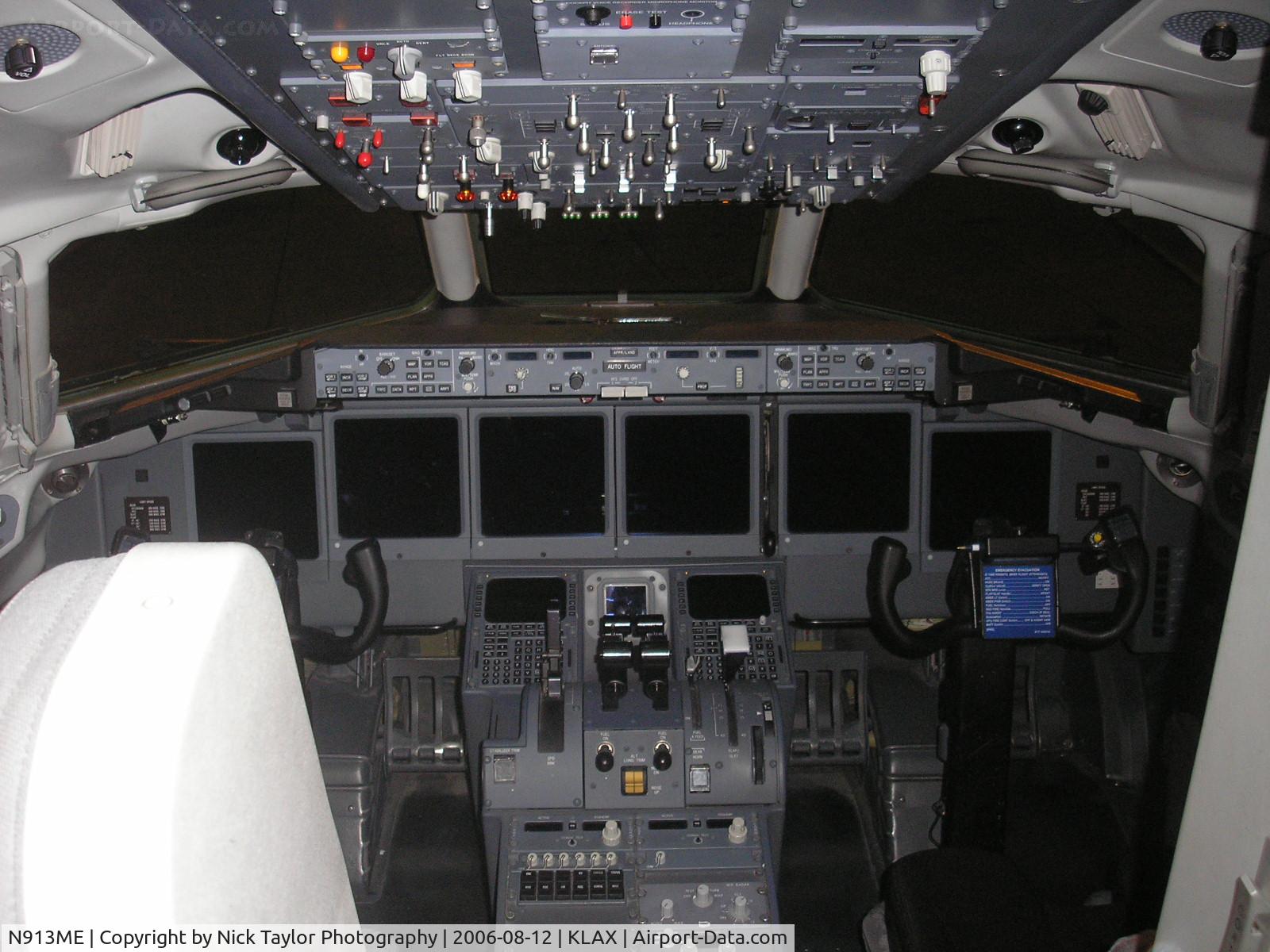 N913ME, 2003 Boeing 717-2BL C/N 55176, Flight deck