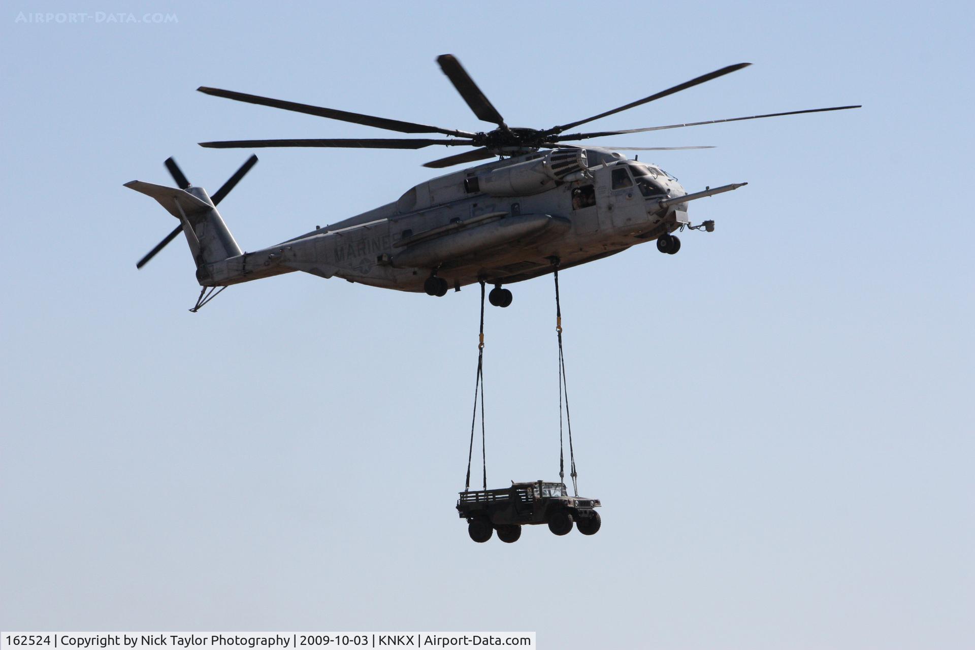 162524, Sikorsky CH-53E Super Stallion C/N 65-536, Bringing in a hummer