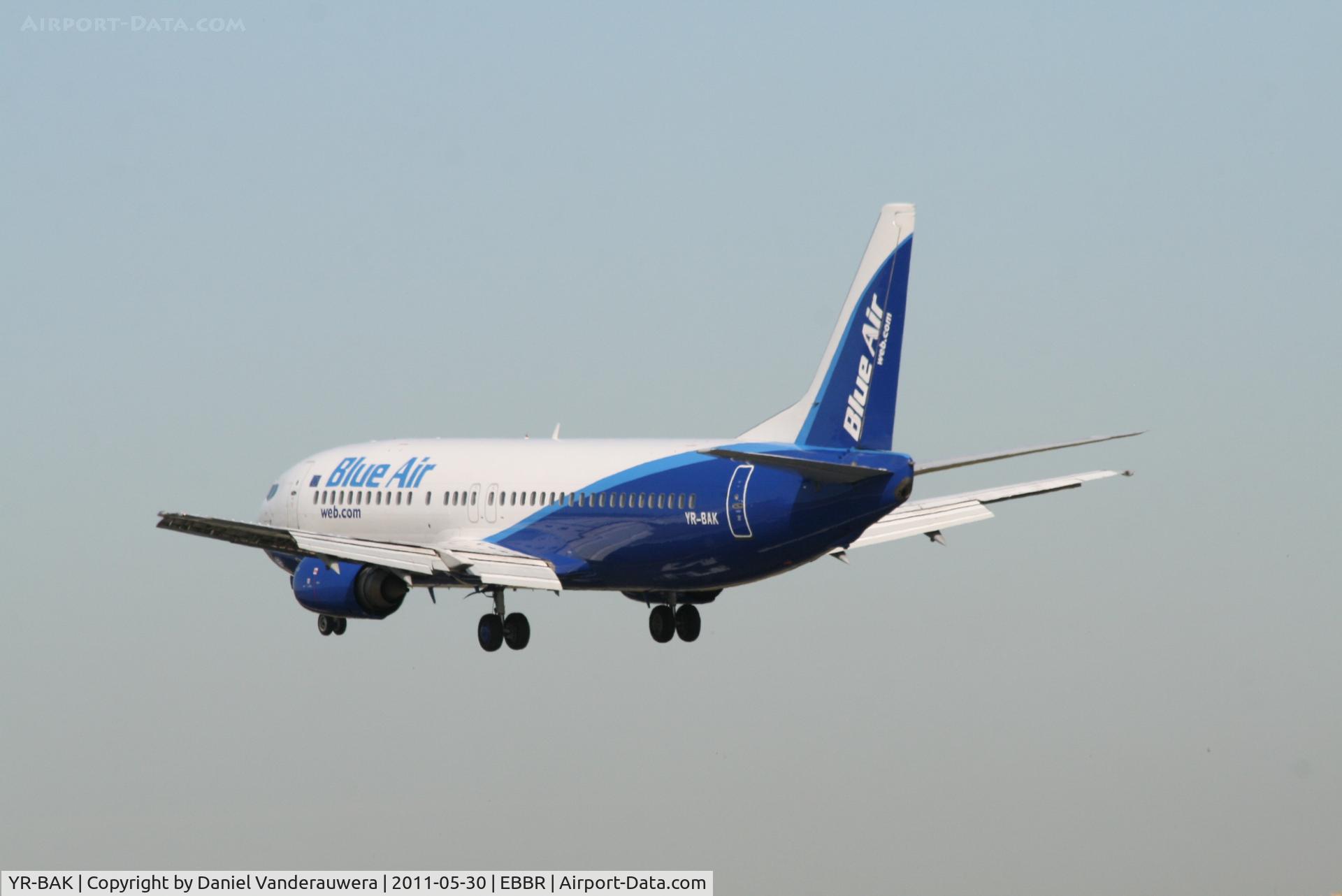 YR-BAK, 1992 Boeing 737-430 C/N 27005, Flight OB123 is descending to RWY 25L