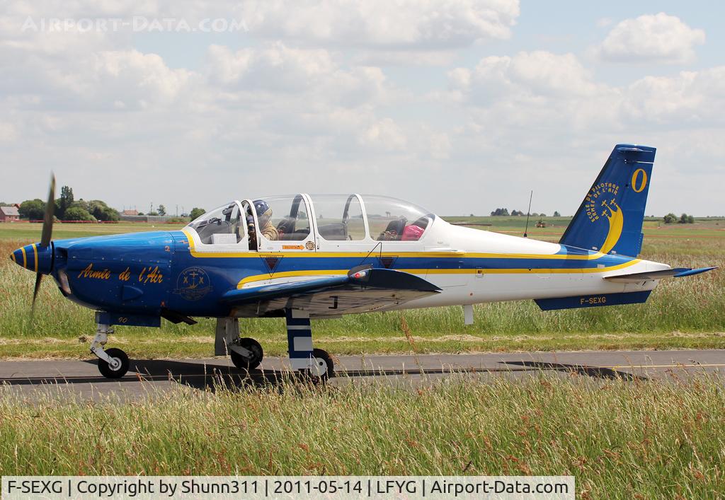 F-SEXG, Socata TB-30 Epsilon C/N 90, Taxiing for refuelling...