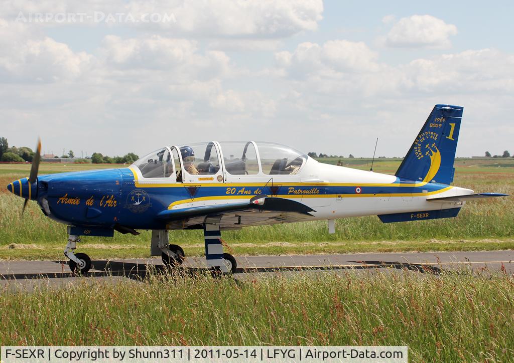 F-SEXR, Socata TB-30 Epsilon C/N 101, Taxiing for refuelling...