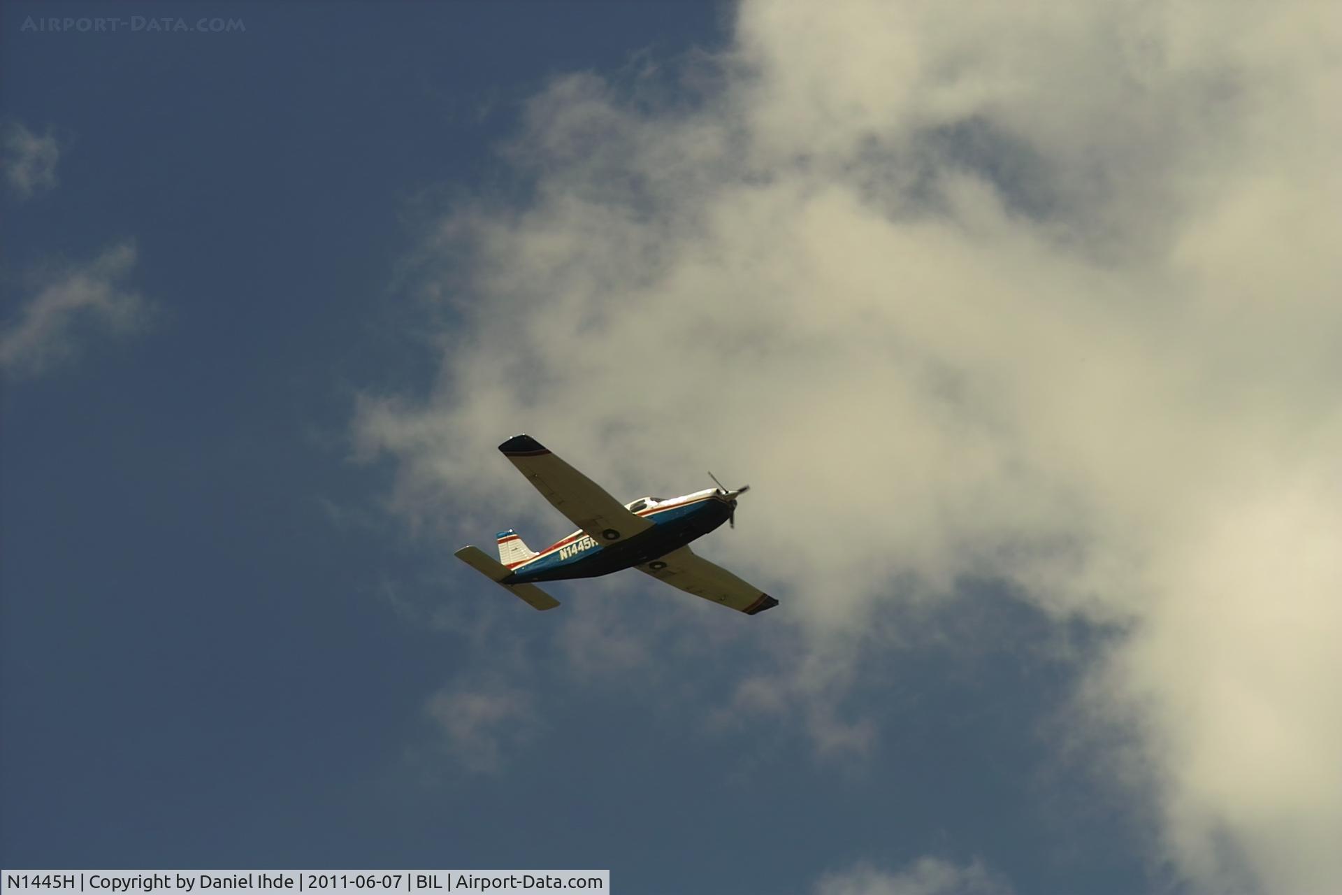 N1445H, 1999 Piper PA-32R-301T Turbo Saratoga C/N 3257092, Cherokee Six Departing BIL
