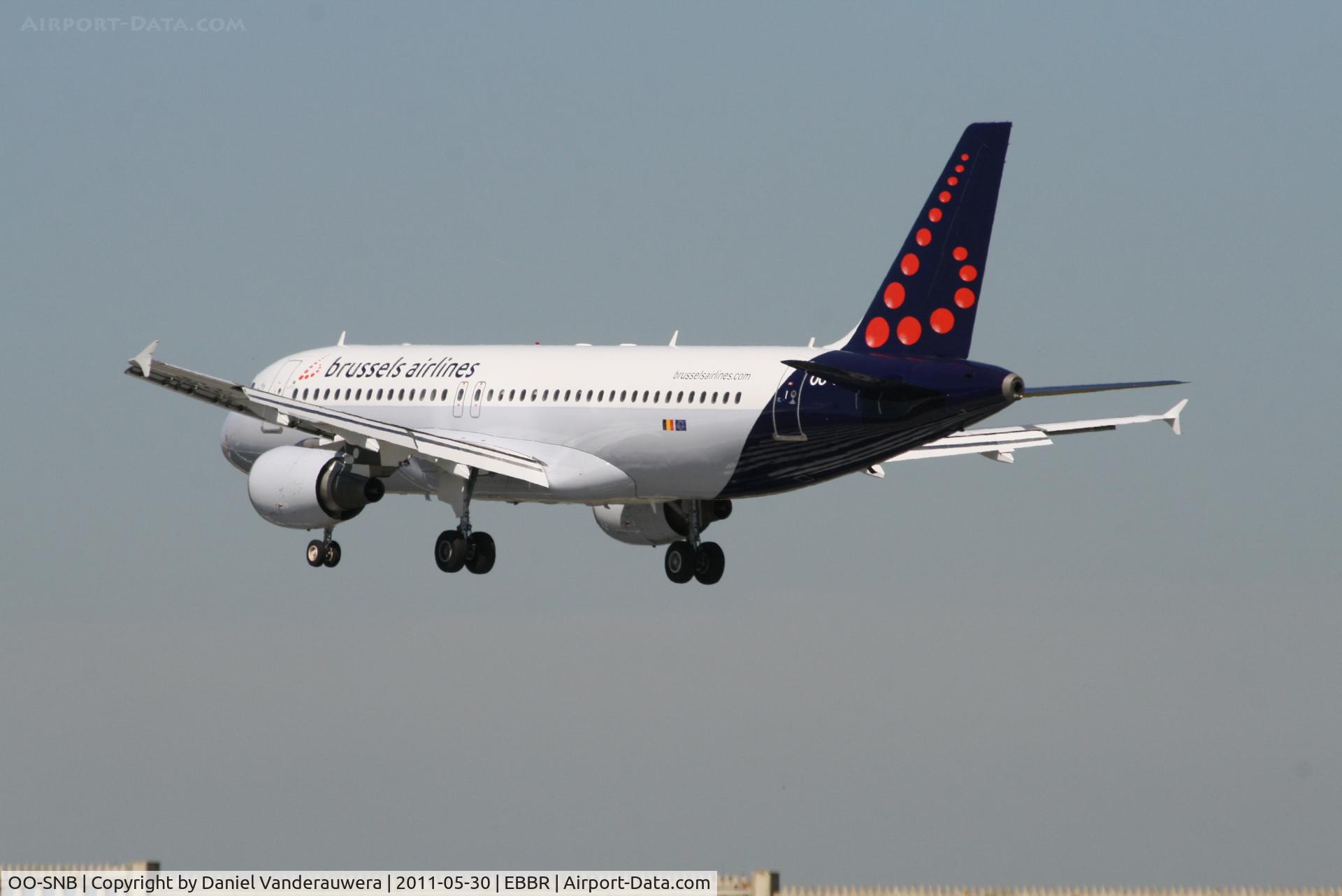 OO-SNB, 2001 Airbus A320-214 C/N 1493, Flight SN3696 is descending to RWY 25L