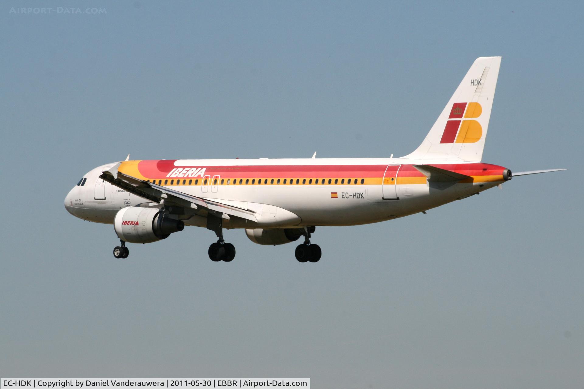 EC-HDK, 1999 Airbus A320-214 C/N 1067, Flight IB3206 is descending to RWY 25L