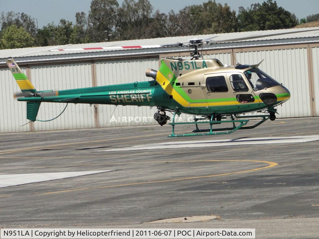 N951LA, 2010 Eurocopter AS-350B-2 Ecureuil C/N 4933, Settling down on helipad