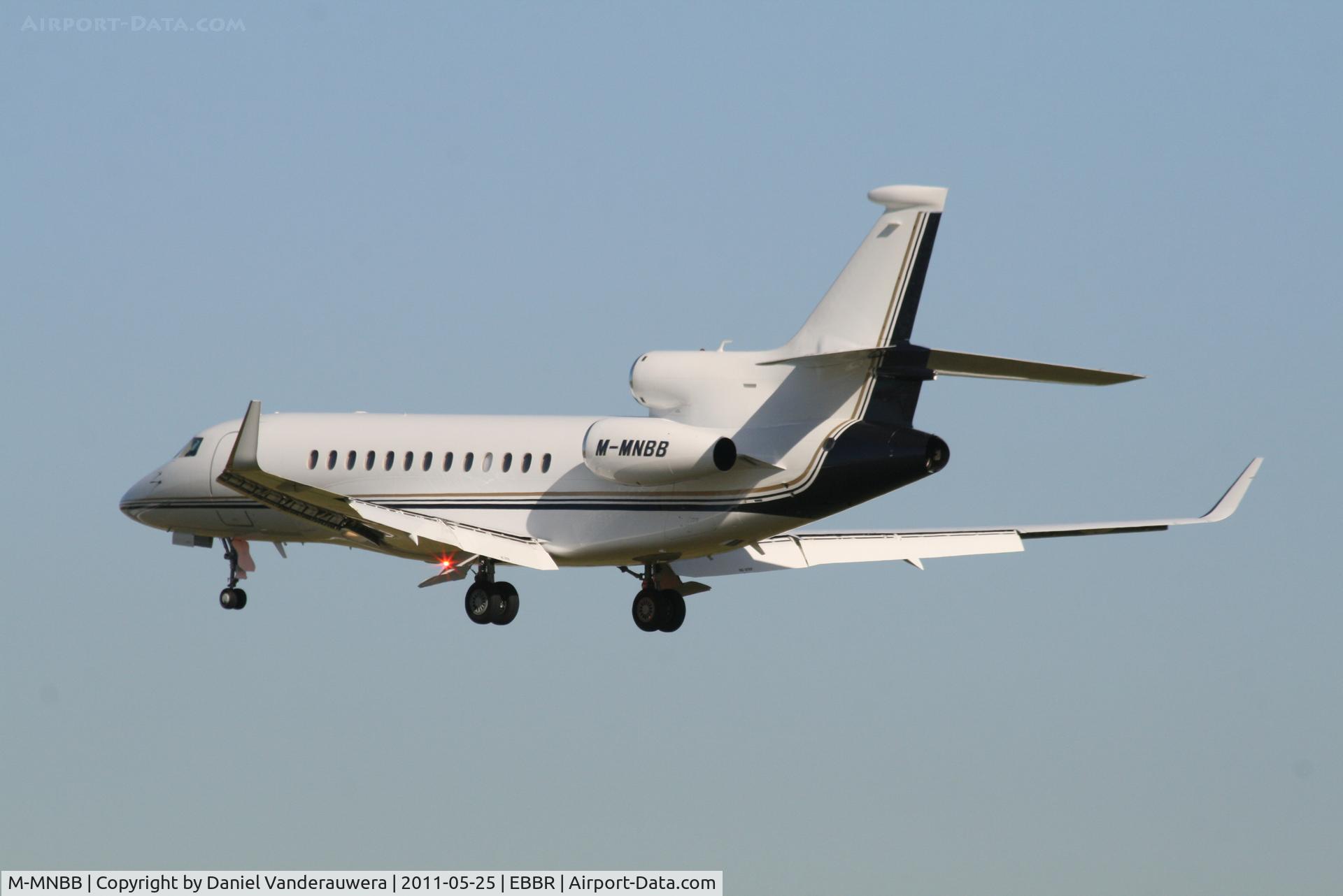 M-MNBB, 2010 Dassault Falcon 7X C/N 91, Descending to RWY 25L