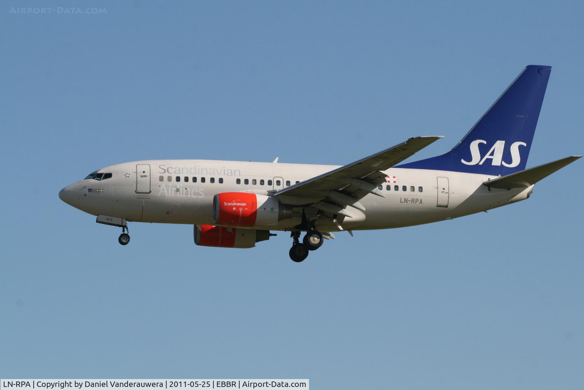 LN-RPA, 1998 Boeing 737-683 C/N 28290, Arrival of flight SK589 to RWY 25L