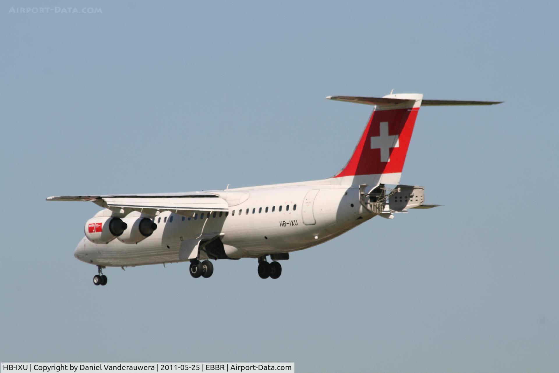 HB-IXU, 1995 British Aerospace Avro 146-RJ100 C/N E3276, Flight LX778 is descending to RWY 25L