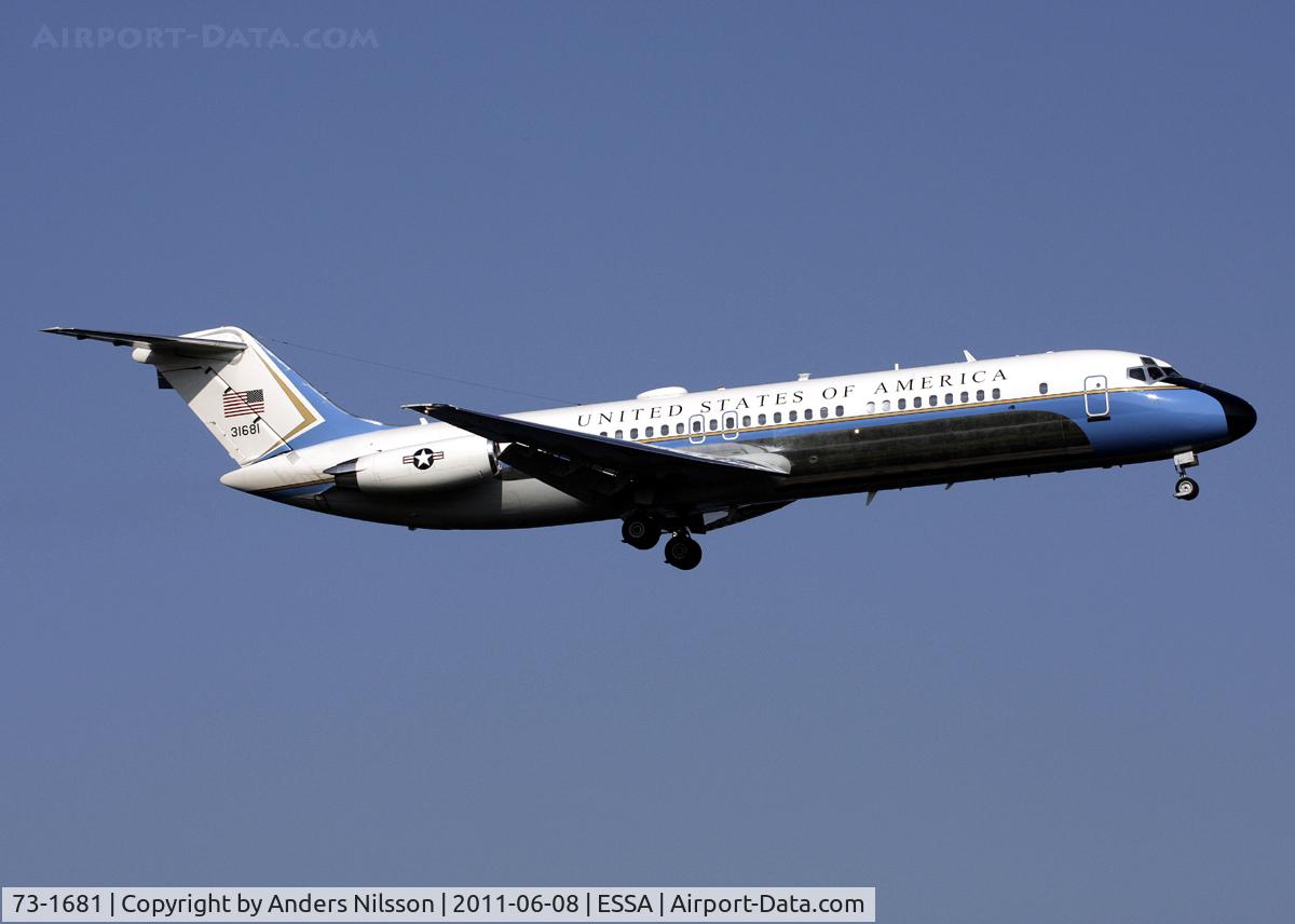 73-1681, 1973 McDonnell Douglas C-9C (DC-9-32) C/N 47668, On final approach for runway 19L. Wellcome noisy Lady.