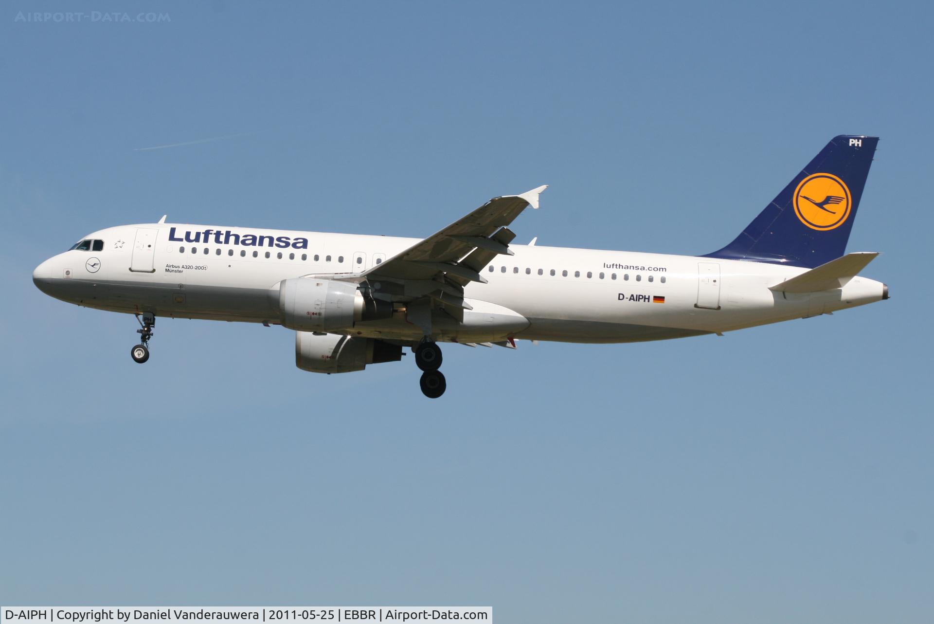 D-AIPH, 1989 Airbus A320-211 C/N 0086, Arrival of flight LH2286 to RWY 25L