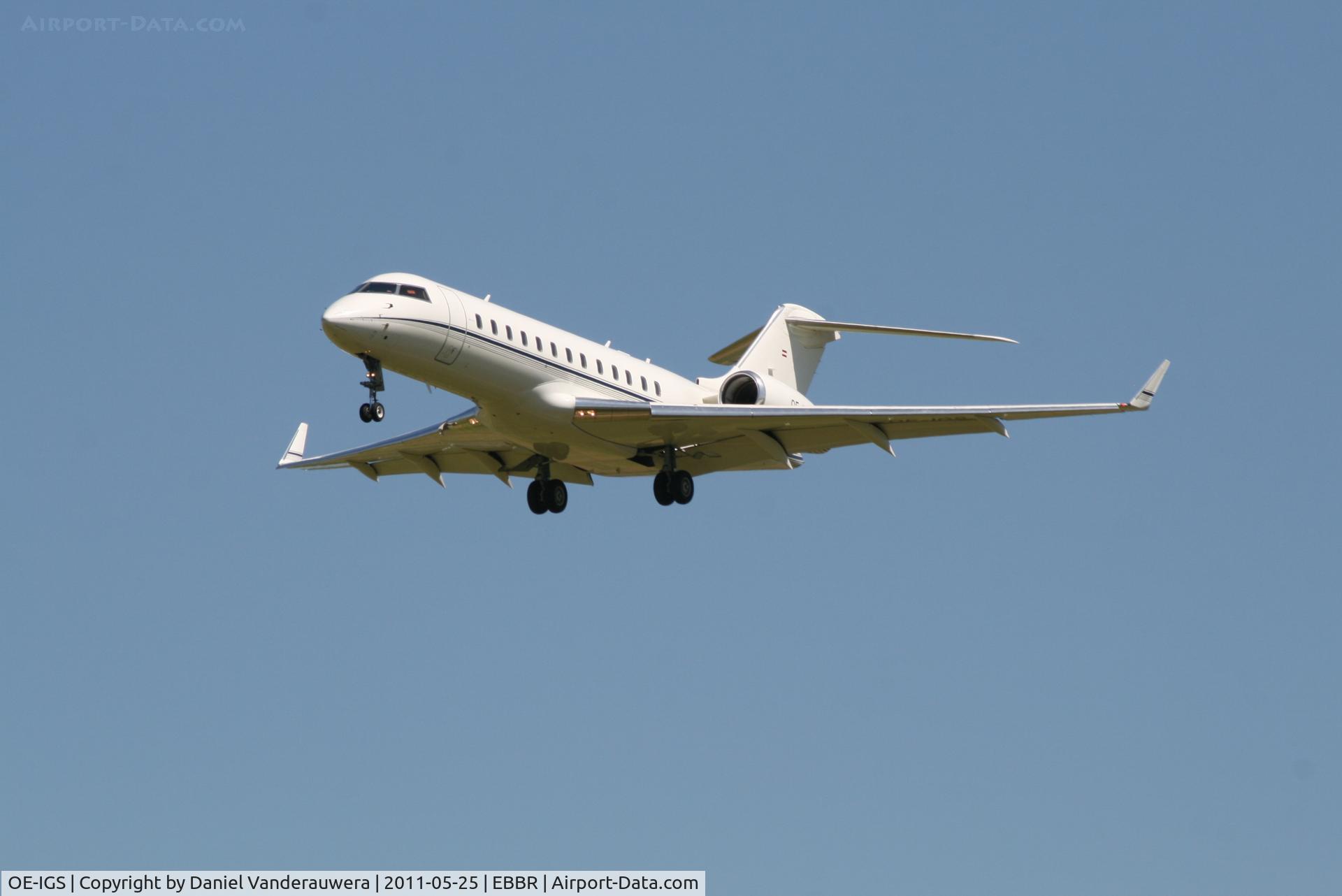 OE-IGS, 2010 Bombardier BD-700-1A10 Global Express C/N 9044, On approach to RWY 25L