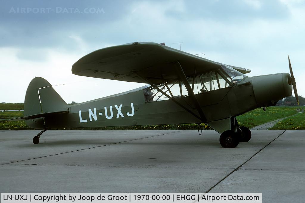 LN-UXJ, 1952 Piper L-21B Super Cub (PA-18-135) C/N 18-2541, still in its former military colours. From the G.bouma collection.