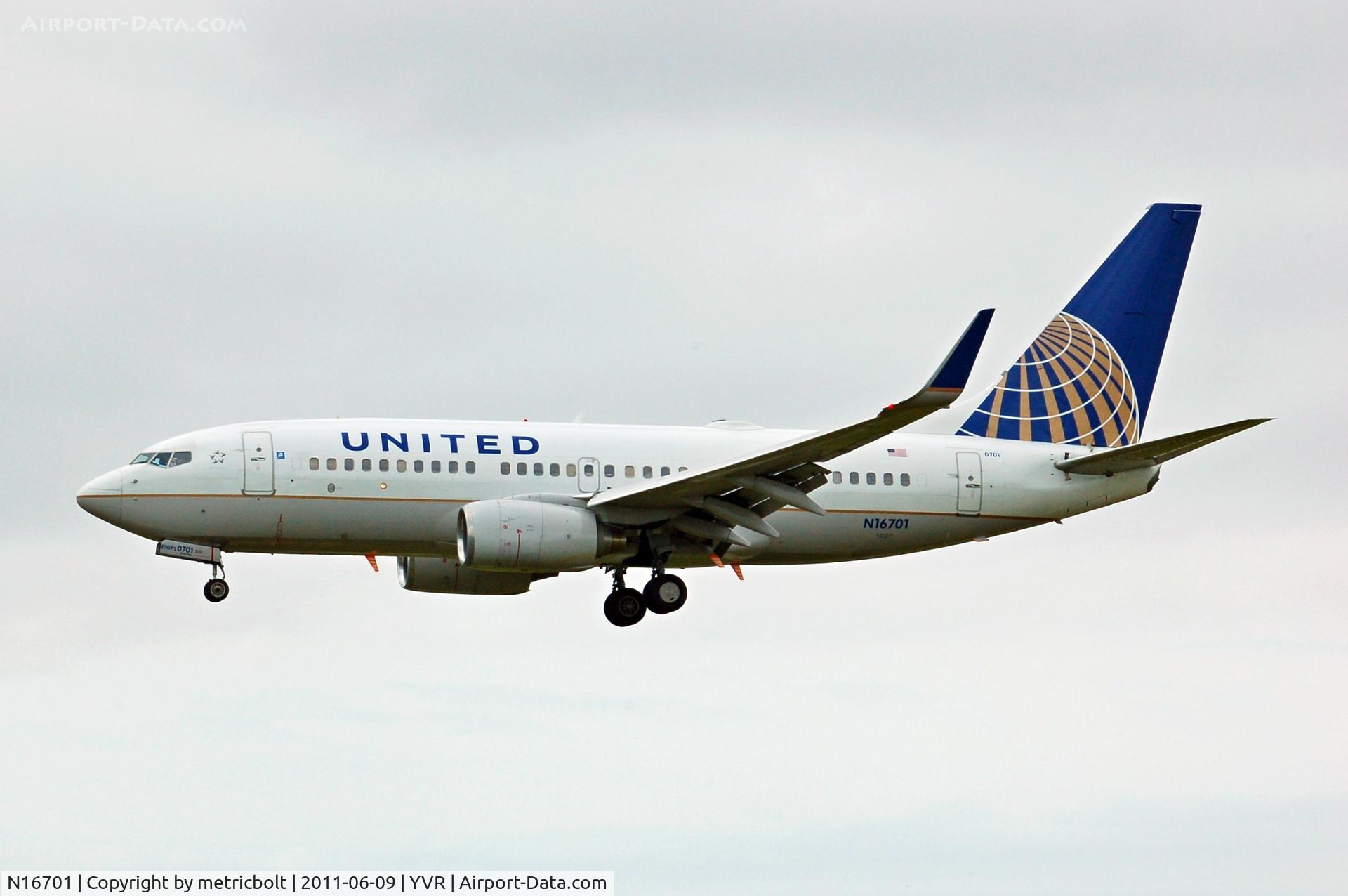 N16701, 1998 Boeing 737-724 C/N 28762, Now with UNITED titles