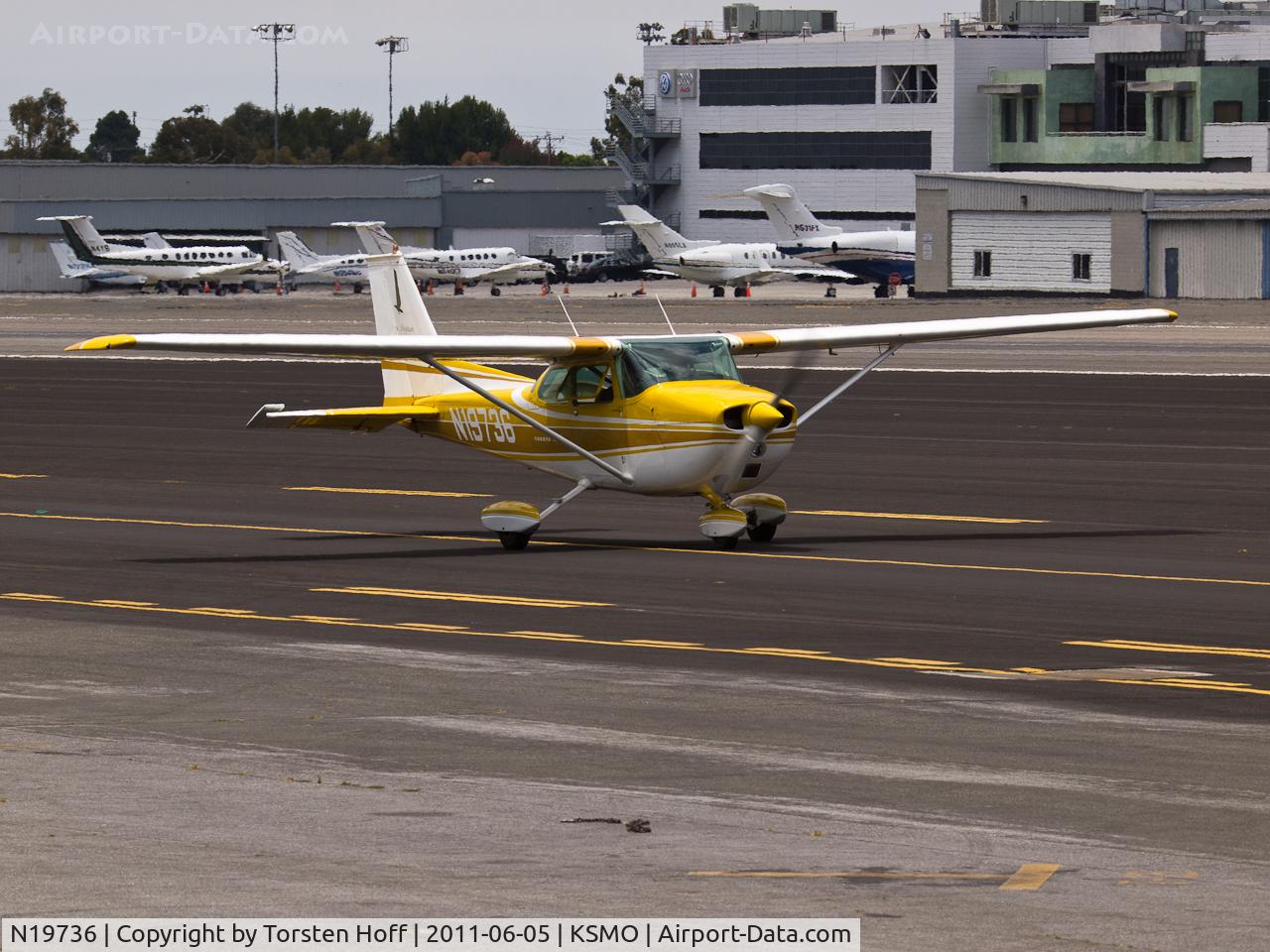 N19736, 1972 Cessna 172L C/N 17260710, N19736 taxiing