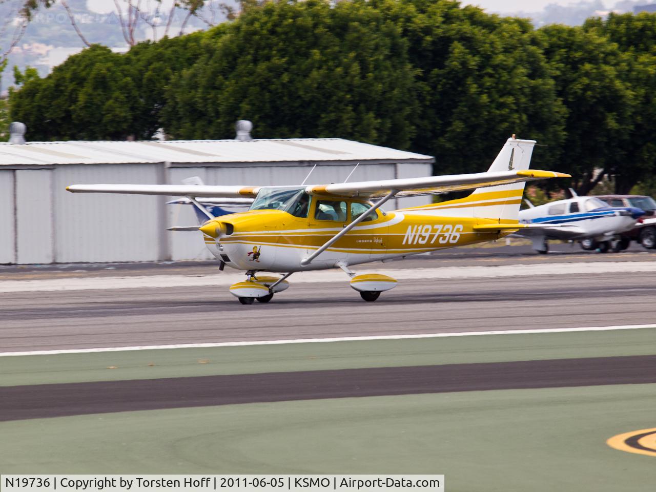 N19736, 1972 Cessna 172L C/N 17260710, N19736 departing from RWY 21