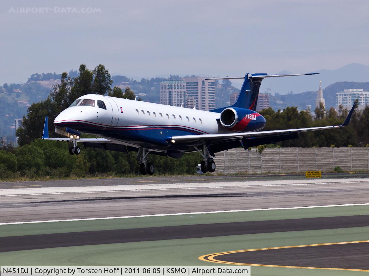 N451DJ, 2004 Embraer EMB-135BJ Legacy C/N 145789, N451DJ arriving on RWY 21