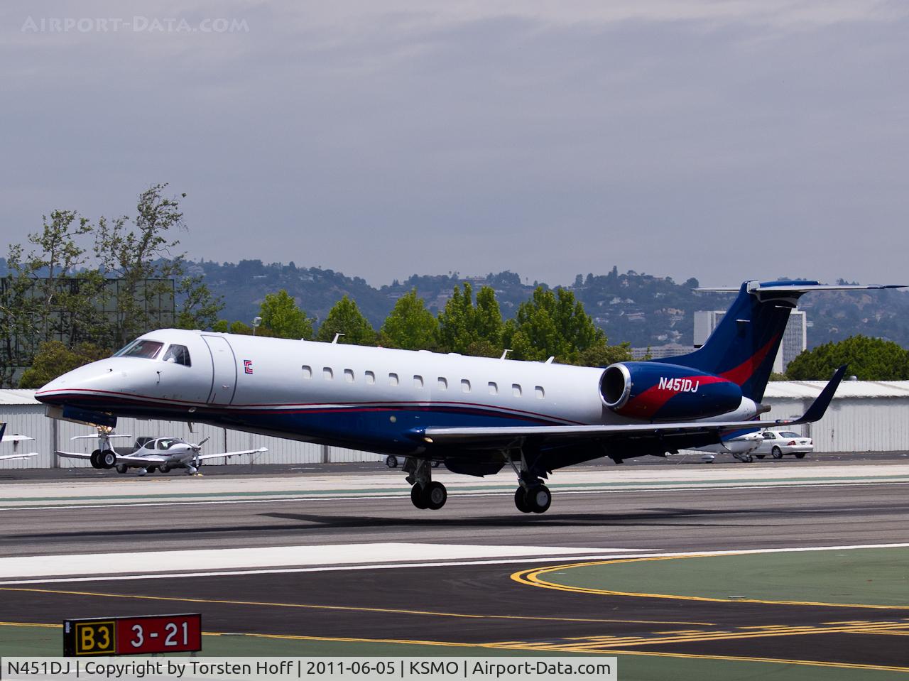 N451DJ, 2004 Embraer EMB-135BJ Legacy C/N 145789, N451DJ arriving on RWY 21