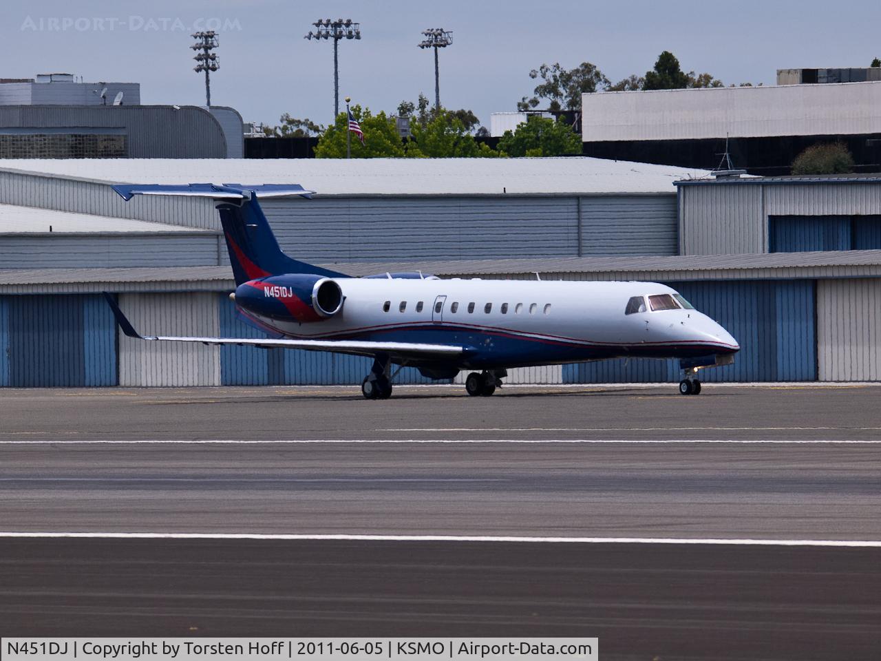 N451DJ, 2004 Embraer EMB-135BJ Legacy C/N 145789, N451DJ taxiing