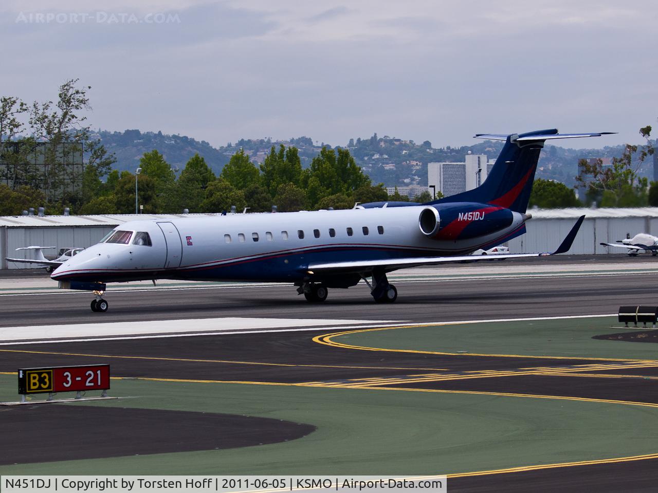 N451DJ, 2004 Embraer EMB-135BJ Legacy C/N 145789, N451DJ departing from RWY 21