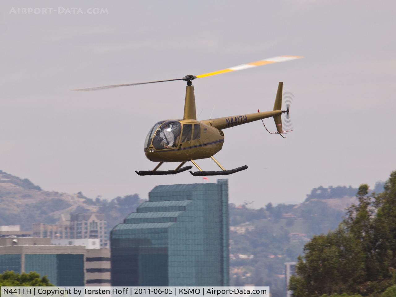 N441TH, 2004 Robinson R44 II C/N 10334, N441TH passing over RWY 21