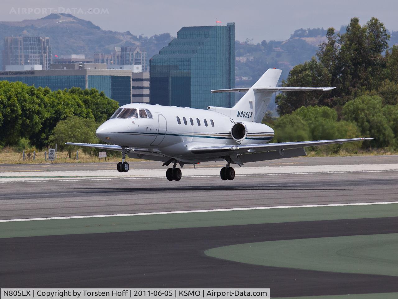 N805LX, 1998 Raytheon Hawker 800XP C/N 258374, N805LX arriving on RWY 21
