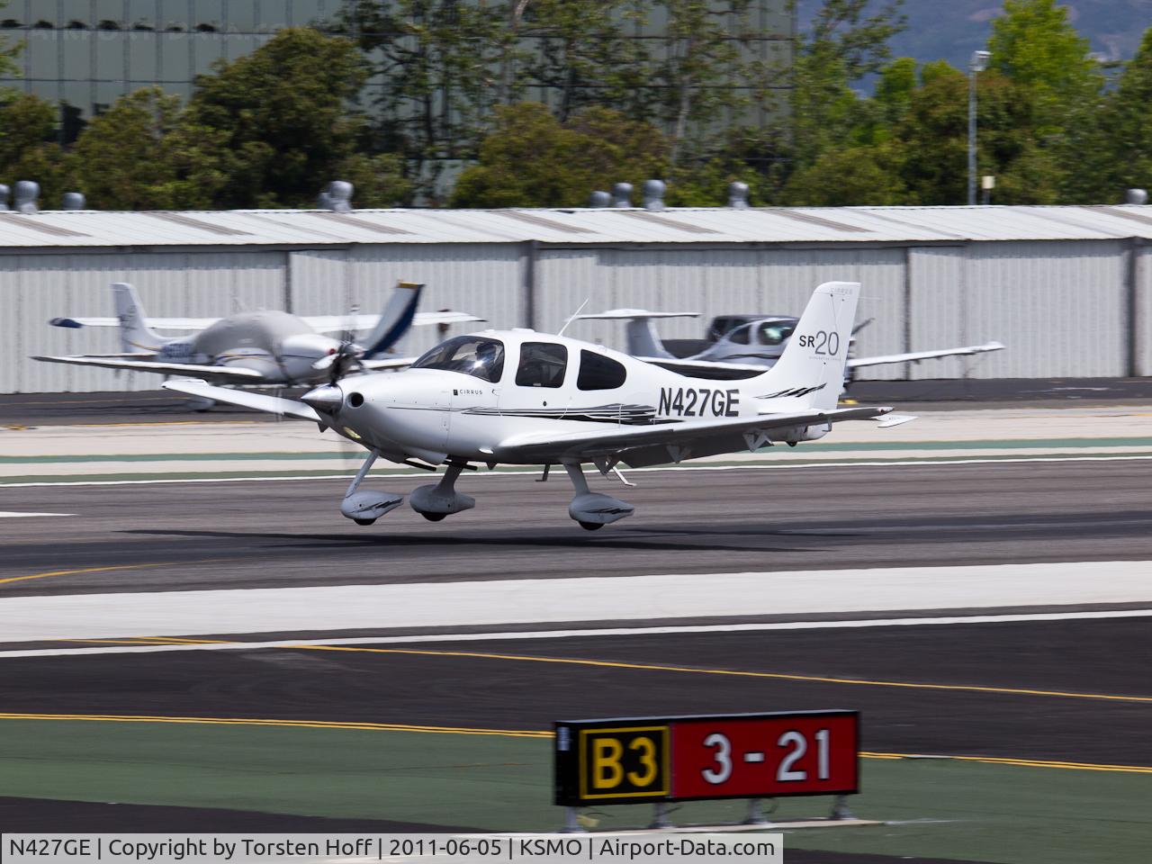 N427GE, 2008 Cirrus SR20 C/N 1984, N427GE arriving on RWY 21