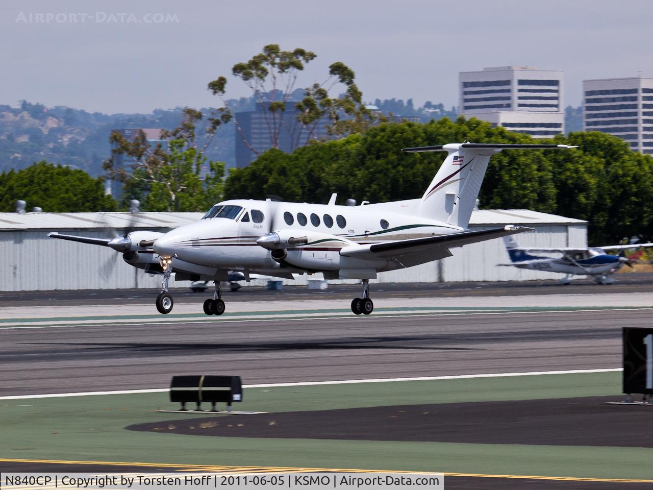 N840CP, 1999 Raytheon Aircraft Company B200 C/N BB-1658, N840CP arriving on RWY 21