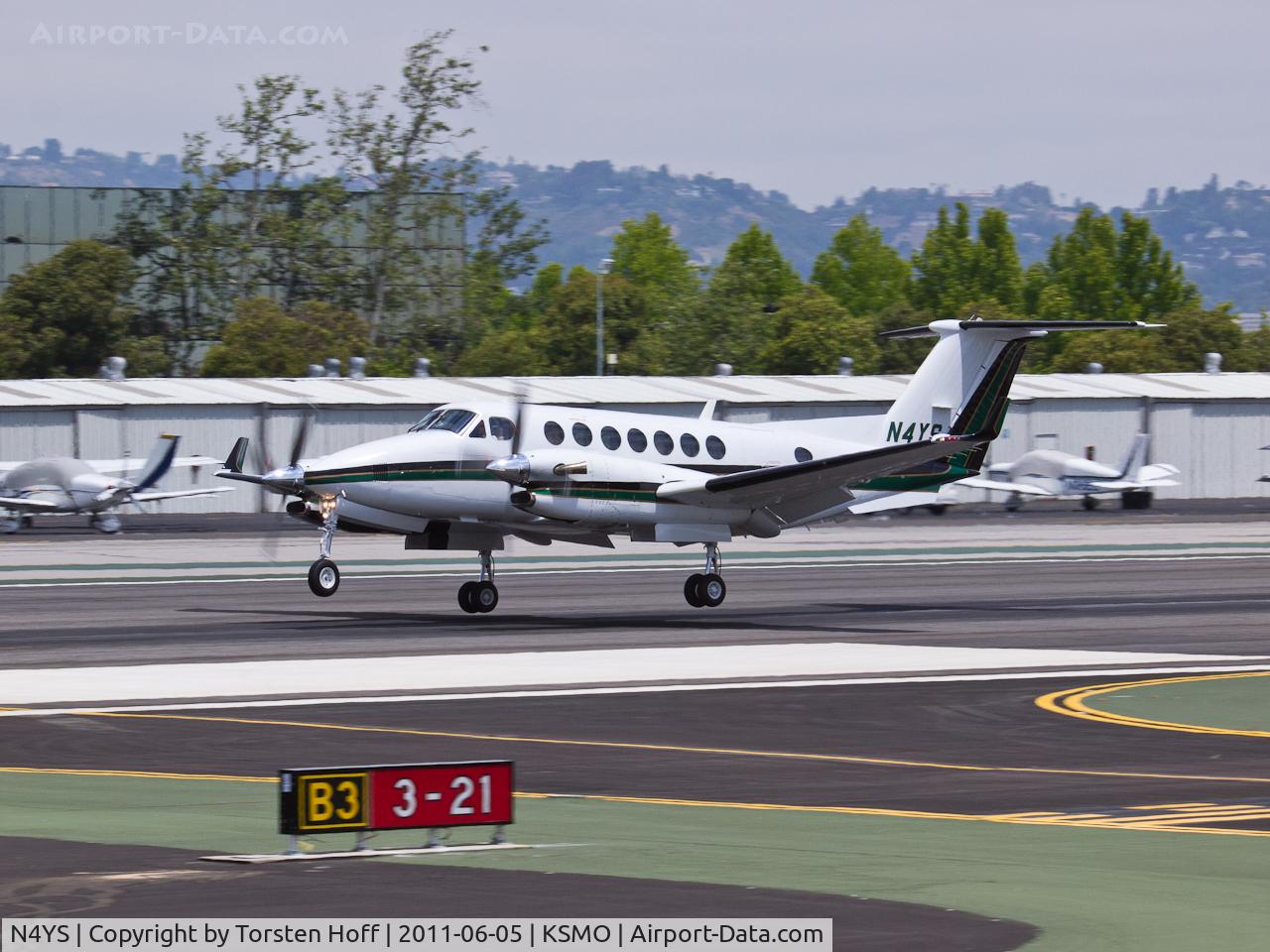 N4YS, 1992 Beech B300 King Air C/N FL-82, N4YS arriving on RWY 21